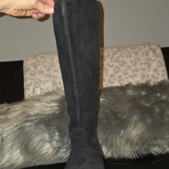 UGG Women's Black Winter Boots - Picture 9 of 16